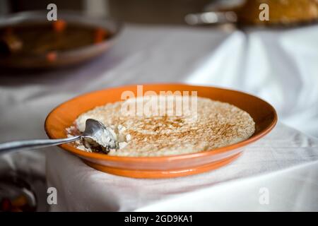 Süßer Reis mit Zimt als traditionelles portugiesisches Dessert namens Arroz Doce Stockfoto