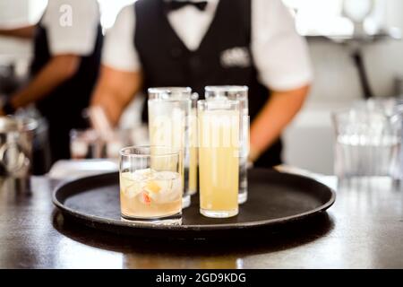 Sangria und alkoholfreie Getränke auf einem Tablett in der Bar Stockfoto