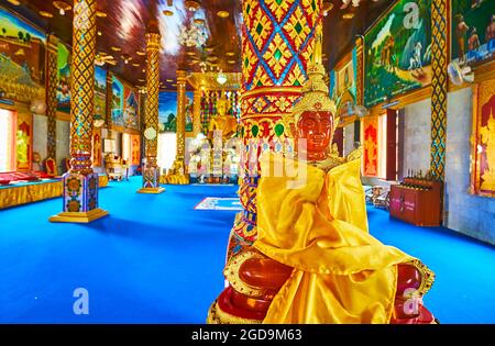 LAMPHUN, THAILAND - 8. MAI 2019: Die Skulptur des Amber Buddha in der Wat Chammathewi Assembly Hall (Viharn), am 8. Mai in Lamphun Stockfoto