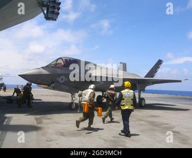 US-Marineinfanteristen mit Marine Fighter Attack Squadron 211 bereiten sich darauf vor, am 05. August 2021 einen aktiven F-35B Lightning II an Bord der HMS Queen Elizabeth im Indo-Pazifik zu bewaffnen. Die Wiederbewaffnung und Betankung aktiver Flugzeuge ist eine historische Premiere für die HMS Queen Elizabeth und ermöglicht Marines, die Sortie-Generation zu erhöhen und den Kommandanten größere Optionen zu bieten. Diese Schulung unterstreicht die einzigartigen Vorteile und Chancen, die Carrier Strike Group 21 dem US Marine Corps, der US Navy und der Royal Navy bietet, und unser Engagement für gemeinsame Sicherheit. Stockfoto