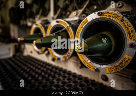 155-mm-Geschoss-Artilleriebeschläge werden in einem M109A6 Paladin-selbstfahrenden Howitzer ausgerüstet, der während des Northern Strike 21 im Camp Greyling Joint Maneuver Training Center, Greyling, Michigan, 9. August 2021 der Nationalgarde der West Virginia Army zugewiesen wurde. Northern Strike ist eine gemeinsame, mehrkomponentige, multinationale Übung, die darauf ausgerichtet ist, Bereitschaft zu schaffen und die Interoperabilität mit Koalitionstruppen zu verbessern, um zu kämpfen und zu gewinnen. (USA Foto der Air National Guard von Senior Airman Wynndermere Shaw) Stockfoto