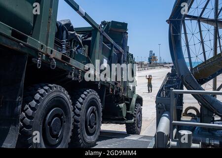 210801-M-JM820-1092 MARINESTÜTZPUNKT MOHAMMED AL-AHMAD, Kuwait (1. August 2021) – EIN mitteltaktisches Fahrzeug, das an die 24. Marine Expeditionary Unit (MEU) angeschlossen ist, landet auf dem Marinestützpunkt Mohammed Al-Ahmad, Kuwait, 1. August. Die 24. MEU wird im Einsatzgebiet der 5. US-Flotte eingesetzt, um Marineinteraktionen zu unterstützen, um die maritime Stabilität und Sicherheit in der Zentralregion zu gewährleisten und das Mittelmeer und den Pazifik durch den westlichen Indischen Ozean und drei strategische Engpässe zu verbinden. (USA Marine Corps Foto von Lance CPL. Nichola Guevara) Stockfoto