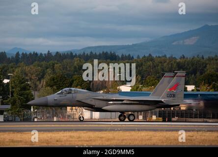 Am 5. August 2021, Portland Air National Guard Base, Portland, Oregon, hebt ein F-15 Eagle der 123rd Fighter Squadron während einer Kampfbereitschaftübung ab. Der 142nd Wing führte eine 5-tägige Kampfbereitschaftübung durch, um die Fähigkeit des Flügels zu beurteilen, einen Masseneinsatz durchzuführen und unter strengen Bedingungen zu operieren. (USA Foto der Air National Guard von Tech. Sgt. Steph Sawyer) Stockfoto