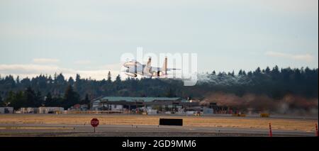 Am 5. August 2021, Portland Air National Guard Base, Portland, Oregon, hebt ein F-15 Eagle der 123rd Fighter Squadron während einer Kampfbereitschaftübung ab. Der 142nd Wing führte eine 5-tägige Kampfbereitschaftübung durch, um die Fähigkeit des Flügels zu beurteilen, einen Masseneinsatz durchzuführen und unter strengen Bedingungen zu operieren. (USA Foto der Air National Guard von Tech. Sgt. Steph Sawyer) Stockfoto