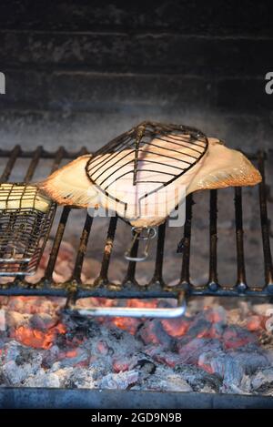 Fresh Turbot (Rodaballo) kocht auf einem traditionellen Grill im Fischerdorf Getaria im Baskenland, Spanien Stockfoto