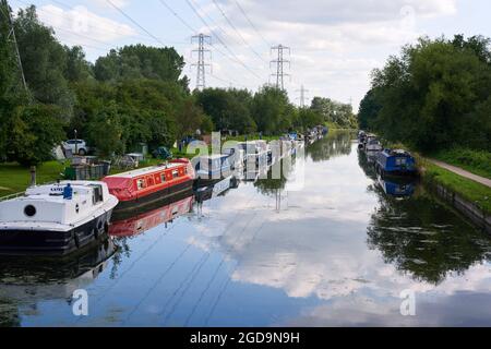 Der Fluss Lea Navigation von der Rammey Marsh Lock Bridge in der Nähe der Waltham Abbey, Südengland, mit Blick nach Süden Stockfoto