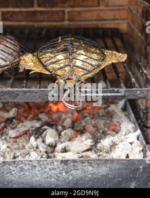 Fresh Turbot (Rodaballo) kocht auf einem traditionellen Grill im Fischerdorf Getaria im Baskenland, Spanien Stockfoto