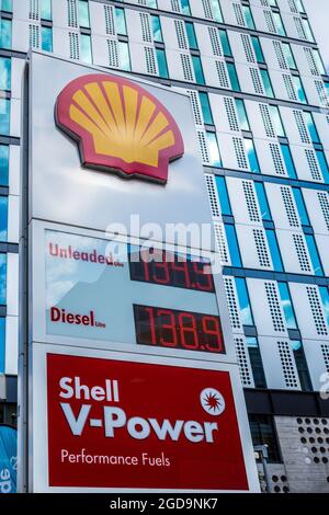 Shell Tankstelle im Zentrum von London in der Nähe des Old Street Kreisel. Schild Für Die Shell-Tankstelle. Stockfoto