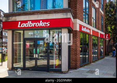 Ladbrokes Store London - Ladbrokes Coral, ein britisches Wetten- und Glücksspielunternehmen mit Sitz in London, Großbritannien, wurde 1886 gegründet. Teil der Entain SPS-Gruppe. Stockfoto