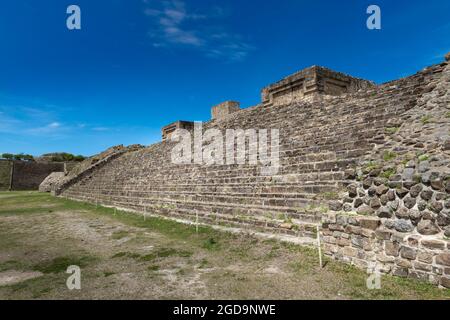 Blick auf die antiken Ruinen des Pyramidenkomplexes von Monte Albán in Oaxaca, Mexiko Stockfoto