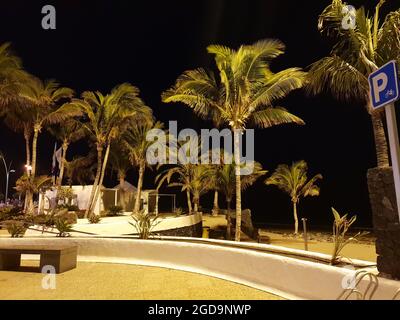 Sandstrand in Puerto del Carmen bei Nacht - Lanzarote Stockfoto