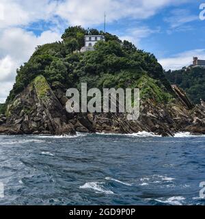 San Sebastian, Spanien - 2. August 2021: Blick auf den Monte Igueldo von Isla Santa Clara und La Concha Bay Stockfoto