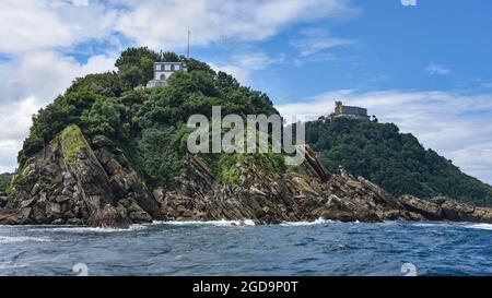 San Sebastian, Spanien - 2. August 2021: Blick auf den Monte Igueldo von Isla Santa Clara und La Concha Bay Stockfoto