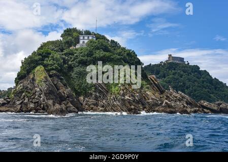 San Sebastian, Spanien - 2. August 2021: Blick auf den Monte Igueldo von Isla Santa Clara und La Concha Bay Stockfoto