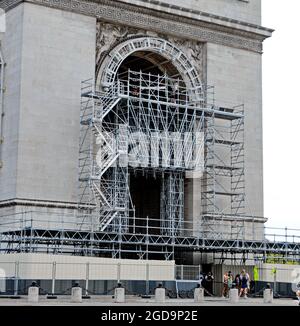 Der Triumphbogen wird vor der Verpackung des Denkmals als Teil einer posthumen monumentalen Installation des verstorbenen bulgarischen Künstlers Christo vorbereitet. Das monumentale Werk soll das pariser Denkmal vom 18. september bis zum 3. Oktober 2021 trotz Christos Tod im Mai 2020 unter 25.000 qm recycelbarem Polypropylen-Silber und blauem Stoff und 7.000 m rotem Seil verschwinden lassen. Paris, Frankreich am 12. August 2021. Foto von Karim Ait Adjedjou/Avenir Pictures/ABACAPRESS.COM Stockfoto