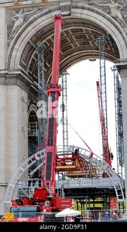 Der Triumphbogen wird vor der Verpackung des Denkmals als Teil einer posthumen monumentalen Installation des verstorbenen bulgarischen Künstlers Christo vorbereitet. Das monumentale Werk soll das pariser Denkmal vom 18. september bis zum 3. Oktober 2021 trotz Christos Tod im Mai 2020 unter 25.000 qm recycelbarem Polypropylen-Silber und blauem Stoff und 7.000 m rotem Seil verschwinden lassen. Paris, Frankreich am 12. August 2021. Foto von Karim Ait Adjedjou/Avenir Pictures/ABACAPRESS.COM Stockfoto