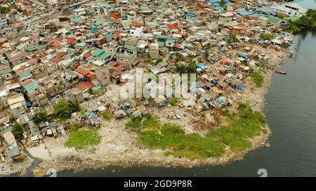 Slum in Manila, Philippinen, Ansicht von oben. viel Müll im Wasser. Stockfoto