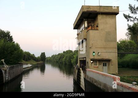 Blick auf Schleuse am Fluss Oka, Russland Stockfoto