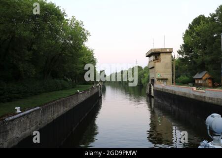 Blick auf Schleuse am Fluss Oka bei Sonnenuntergang, Russland Stockfoto