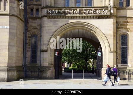 Menschen gehen vorbei am Whitworth Building, University of Manchester, Manchester, Großbritannien. Stockfoto