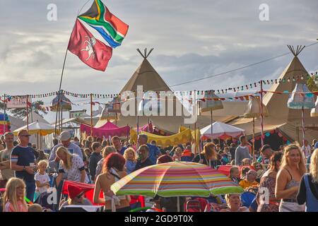 Menschenmassen und Tipi bei einem sommerlichen Musikfestival. Camp Beestival, Lulworth, Dorset, Großbritannien. Stockfoto