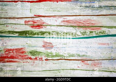 Abstrakter Malhintergrund. Farbige Linien und Spritzer Acrylfarbe auf einer weißen Wandfläche. Hochwertige Fotos Stockfoto