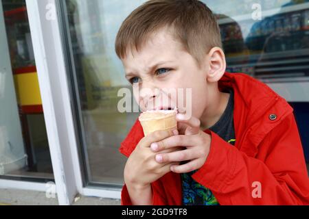 Porträt eines Kindes, das im Freien Eis isst Stockfoto
