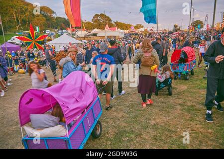 Ein Blick in die Abenddämmerung von Zuschauermassen vor der Hauptbühne des Camp Beestival, einem familienfreundlichen jährlichen Musikfestival in Lulworth, Dorset, Großbritannien Stockfoto