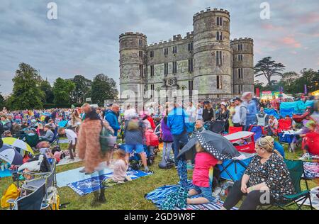 Mitglieder eines Publikums eines Musikfestivals vor Lulworth Castle, im Camp Beestival, Lulworth, Dorset, Großbritannien. Stockfoto