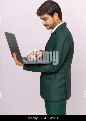 Foto von nachdenklichen fokussierten clever interessierten Freiberufler in der Hand Laptop mit Händen arbeiten an Termin Projekt isoliert Hintergrund. Stockfoto