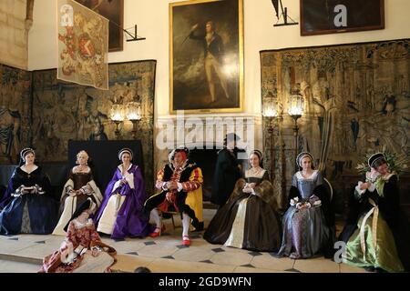 Henry und seine sechs Frauen. Living History aus der Vergangenheit präsentieren „ein Publikum mit König Henry VIII“, Berkeley Castle, Gloucestershire, England, Großbritannien, Europa Stockfoto