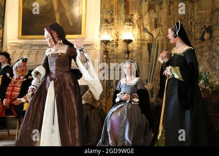 Katharina von Aragon und Anne Boleyn. Past-Times Living History Präsentieren Sie „ein Publikum mit König Henry VIII“, Berkeley Castle, Gloucestershire, Großbritannien, Europa Stockfoto