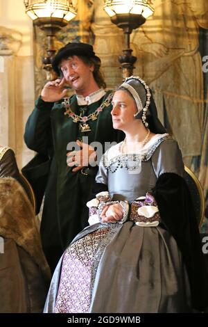 Cromwell und Anne of Cleeves. Past-Times Living History Präsentieren Sie „ein Publikum mit König Henry VIII“, Berkeley Castle, Gloucestershire, Großbritannien, Europa Stockfoto