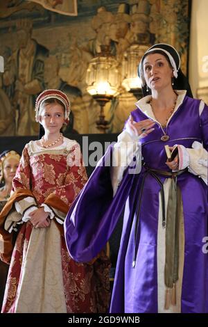 Elizabeth und Catherine Parr. Past-Times Living History Präsentieren Sie „ein Publikum mit König Henry VIII“, Berkeley Castle, Gloucestershire, Großbritannien, Europa Stockfoto