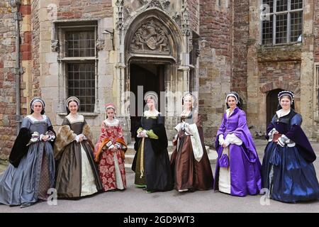 Henrys sechs Ehefrauen. Living History aus der Vergangenheit präsentieren „ein Publikum mit König Henry VIII“, Berkeley Castle, Gloucestershire, England, Großbritannien, Europa Stockfoto