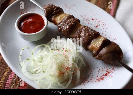 Lammkebab mit fetten Schwanz am Spieß im Restaurant Stockfoto