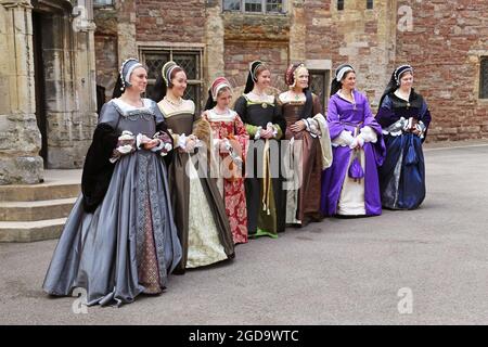 Henrys sechs Ehefrauen. Living History aus der Vergangenheit präsentieren „ein Publikum mit König Henry VIII“, Berkeley Castle, Gloucestershire, England, Großbritannien, Europa Stockfoto