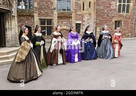 Henrys sechs Ehefrauen. Living History aus der Vergangenheit präsentieren „ein Publikum mit König Henry VIII“, Berkeley Castle, Gloucestershire, England, Großbritannien, Europa Stockfoto