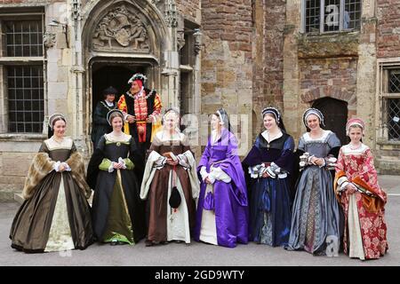 Henry und seine sechs Frauen. Living History aus der Vergangenheit präsentieren „ein Publikum mit König Henry VIII“, Berkeley Castle, Gloucestershire, England, Großbritannien, Europa Stockfoto