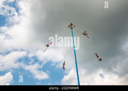 Papantla, Mexiko - 21. Mai 2014: Eine Gruppe von Voladoren (Flyer), die den traditionellen Tanz der Flyer in Papantla, ME, aufführen Stockfoto