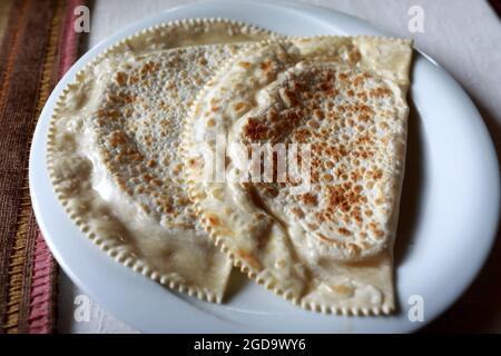 Tatarische Pasties yantyk auf dem Teller im Restaurant Stockfoto