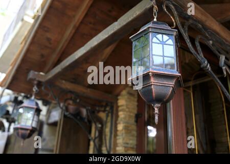 Blick auf eiserne Laterne auf der Veranda des Gebäudes Stockfoto