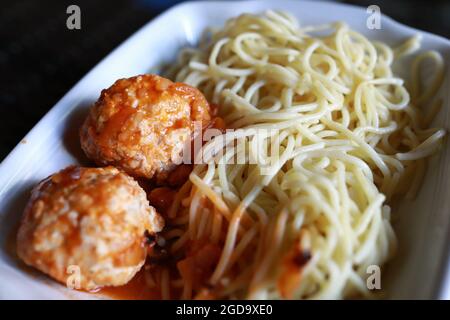 Fleischbällchen in Tomatensauce mit Spaghetti im Restaurant Stockfoto