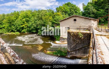 Kunda, Lääne-Viru County, Estland-11JUL2021: Altes, teilweise verlassene Wasserkraftwerk Kunda. Stockfoto