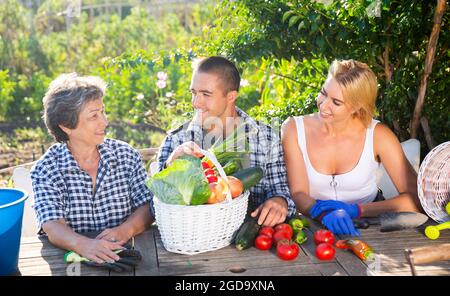 Familie im Garten nach der Ernte von Gemüse reden Stockfoto