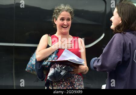 Lewes Sussex UK 12. August 2021 - Rebekah Wilsons Mutter Jenny reagiert mit ihrer Tochter Rebekah vom Lewes Old Grammar School in Sussex, nachdem Rebekah acht GCSE-Prüfungsergebnisse der Klasse 9s erhalten hatte. In diesem Jahr wurden die Noten aufgrund der Pandemie nicht durch Prüfungen, sondern durch Schätzungen der Lehrer bestimmt. : Credit Simon Dack / Vervate / Alamy Live News Stockfoto