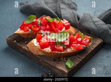 Bruschetta mit Tomaten, ein traditioneller italienischer Snack. Stockfoto