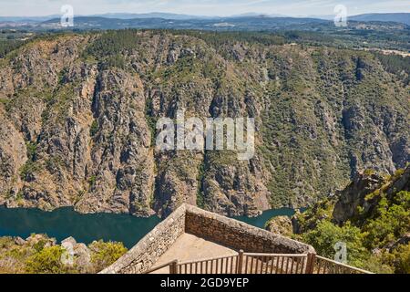 Ribeira sacra Route. Aussichtspunkt über der sil River Canyon. Spanien Stockfoto