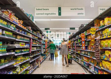 Einkaufen in Morrisons Supermarkt, Bath, England, Großbritannien Stockfoto