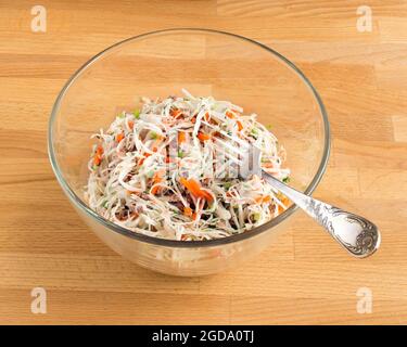 Salat in einer transparenten Schüssel mit Gemüse und Konserven. Stockfoto